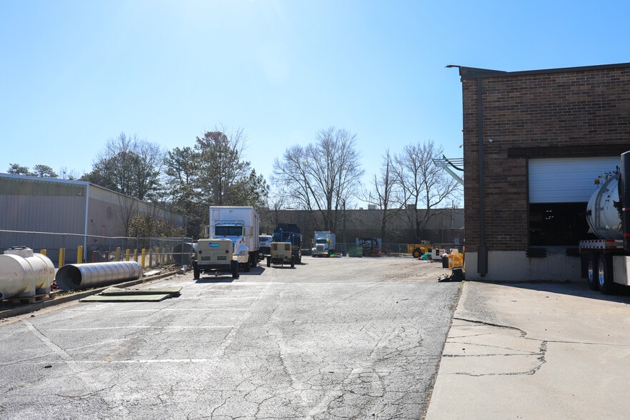 More Photos Of 1585 Roadhaven Dr, Stone Mountain Warehouse For Lease