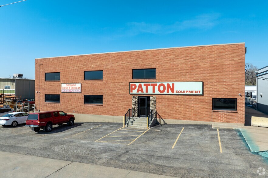 More Photos Of 7530-7534 F St, Omaha Warehouse For Lease