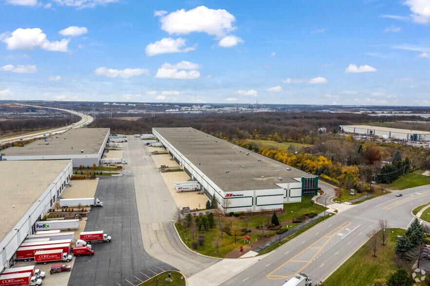 More Photos Of 2145 Internationale Pky, Woodridge Warehouse For Lease