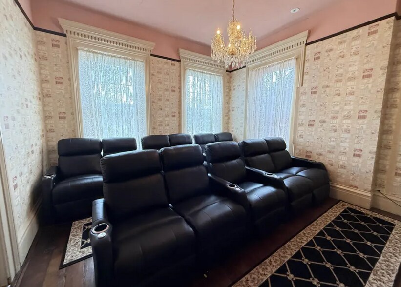 More Photos Of 1004 Park Ave, Galena Specialty For Sale