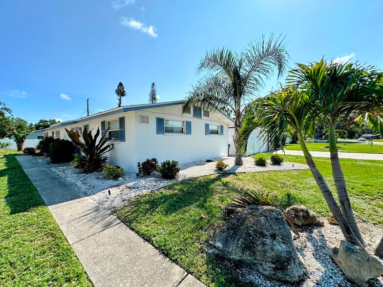 More Photos Of 2029 Sandrala Dr, Sarasota Apartments For Sale