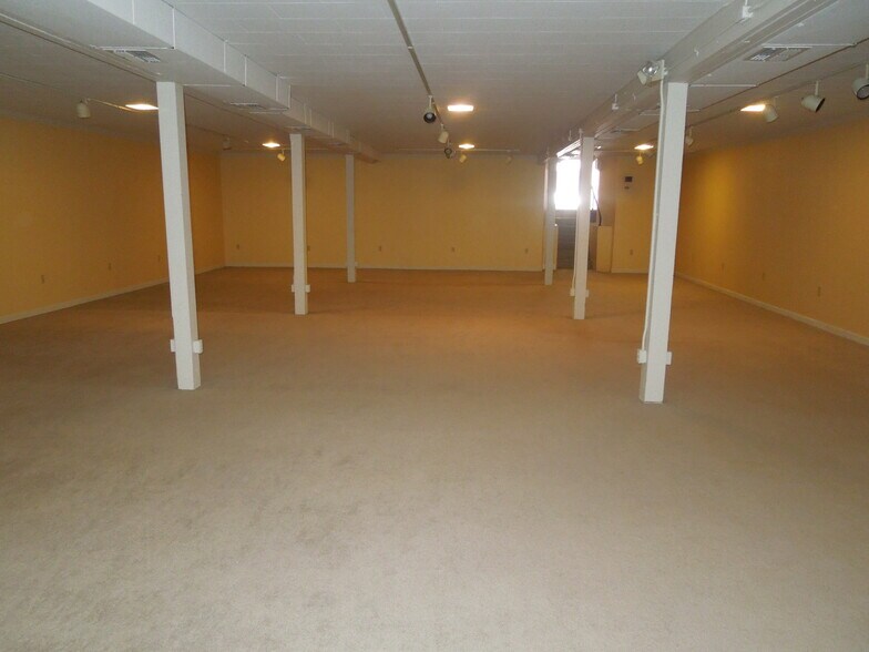 More Photos Of 15 N High St, Covington Storefront For Sale