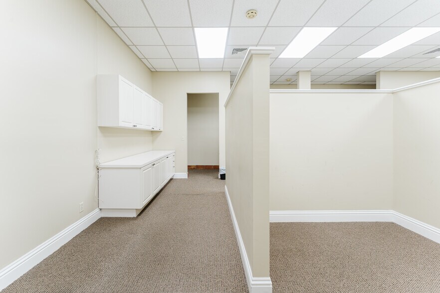 More Photos Of 2120 N Dixie Hwy, Boca Raton Unknown For Lease