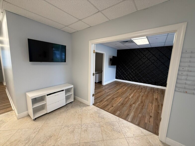 More Photos Of 28089 Vanderbilt Dr, Bonita Springs Office For Sale