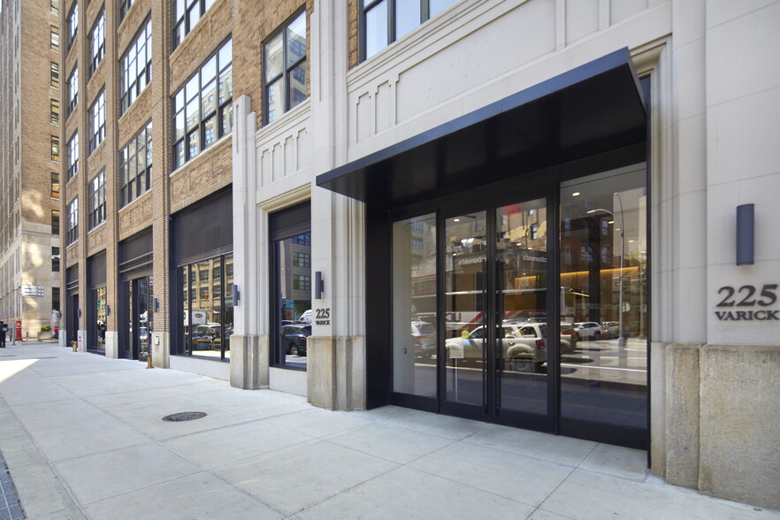 More Photos Of 225 Varick St, New York Office For Lease