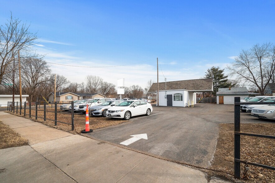 More Photos Of 370 Maryland Ave W, Saint Paul Auto Dealership For Sale