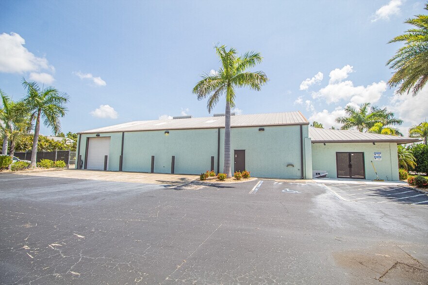 More Photos Of 8270 Pascal Dr, Punta Gorda Service For Lease