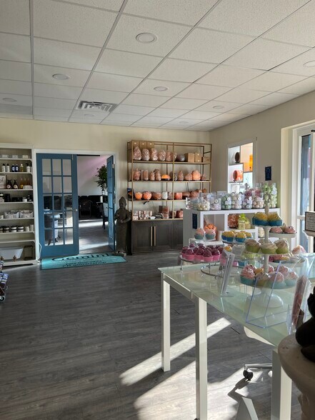 More Photos Of 5805-5809 Merriam Dr, Merriam Showroom For Lease