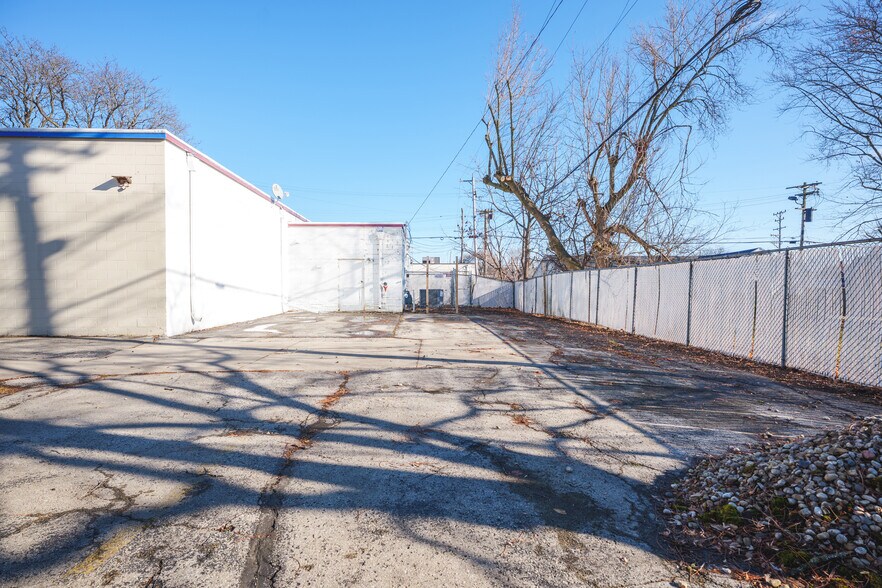 More Photos Of 3921 Olive St, Racine Office For Sale