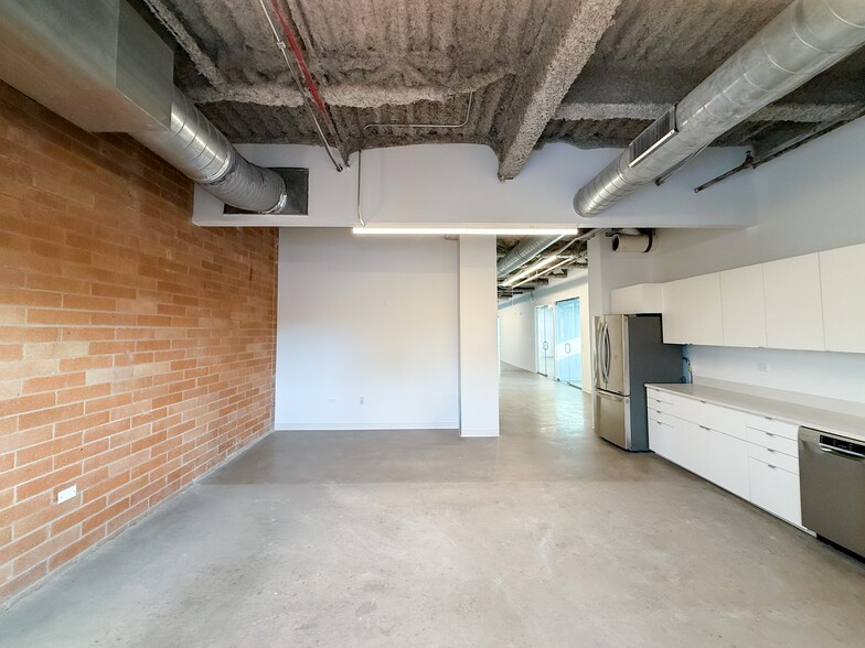 More Photos Of 855 W Belmont Ave, Chicago Office For Lease