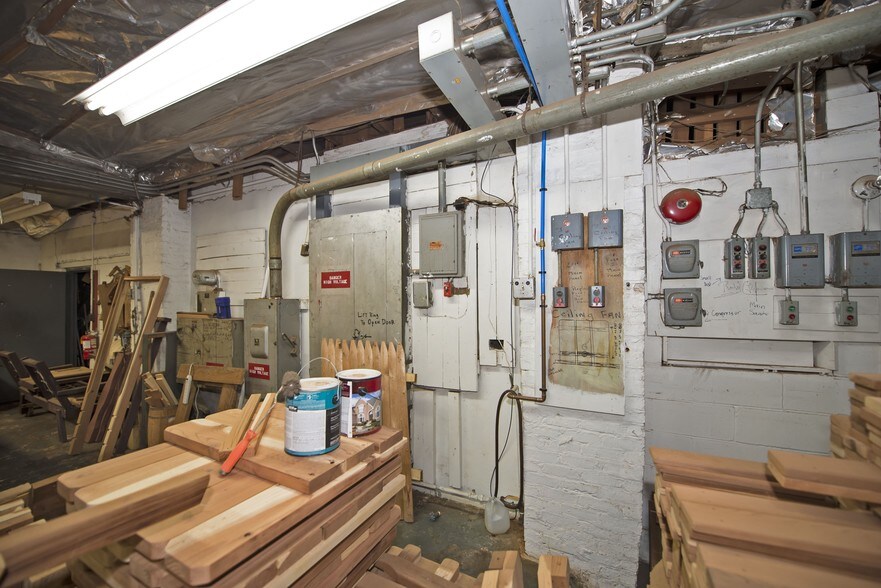 More Photos Of 2 Rossmore Ave, Central Islip Warehouse For Lease