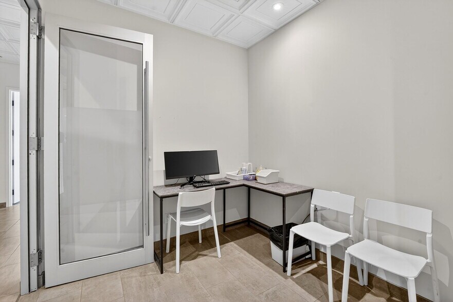 More Photos Of 3075 Hospital Gate, Oakville Medical For Lease
