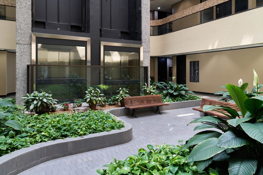 More Photos Of 6100 Corporate Dr, Houston Office For Lease