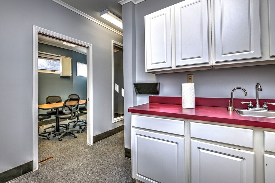 More Photos Of 1948 Chapel St, New Haven Office For Sale