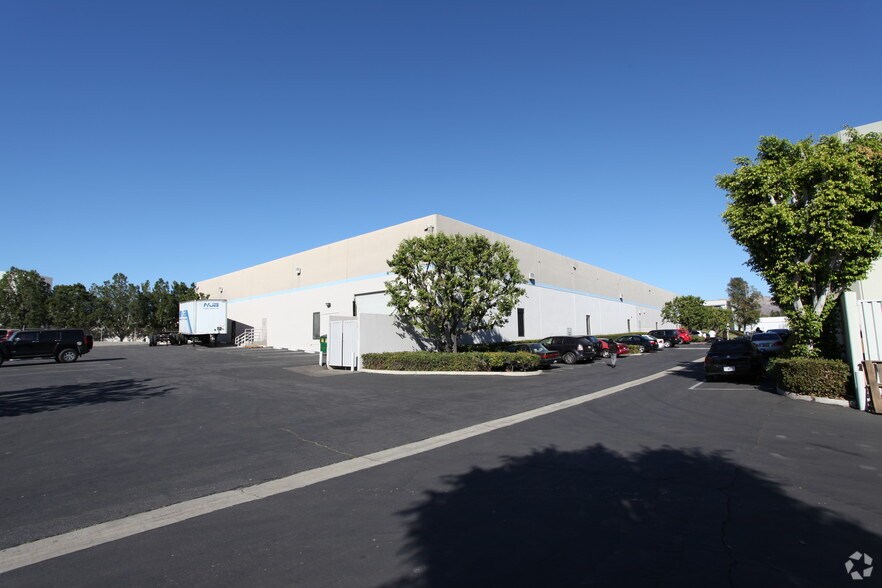 More Photos Of 19748 Dearborn St, Chatsworth Light Distribution For Lease