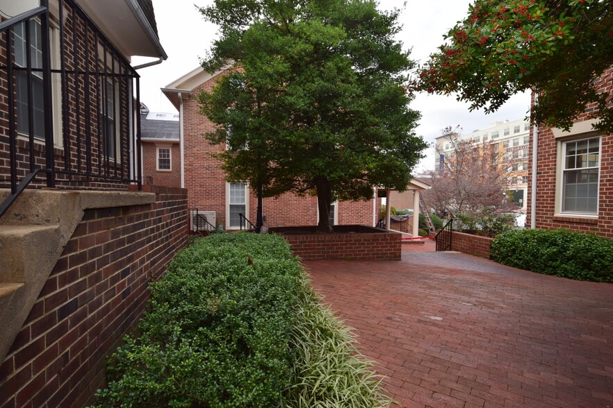 More Photos Of 101-103 Rowell Ct, Falls Church Office For Lease