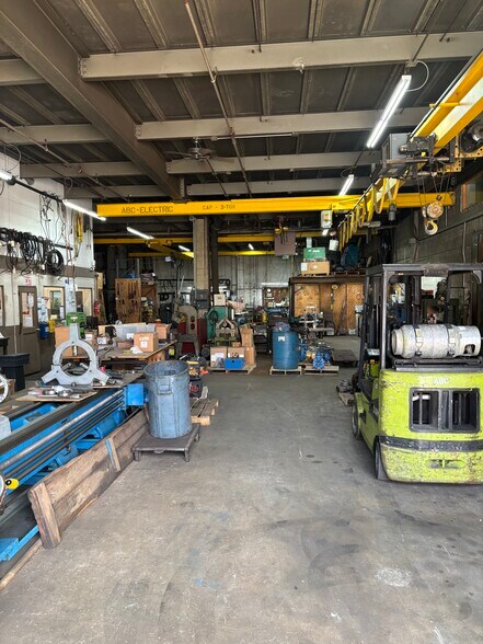 More Photos Of 24-25 46th St, Astoria Warehouse For Lease