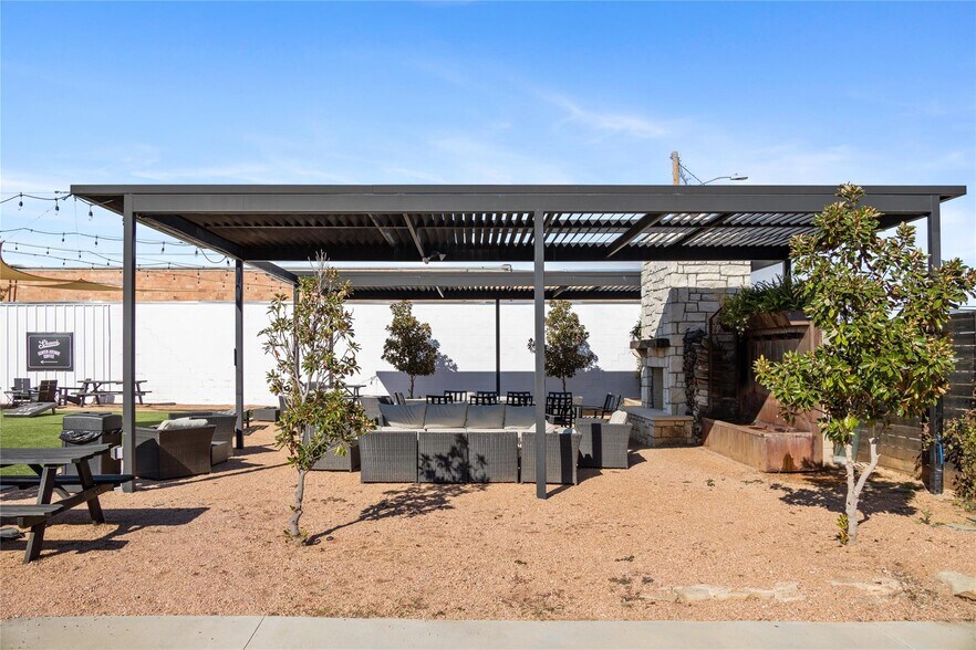 More Photos Of 508 N Center Ave, Brownwood Department Store For Sale