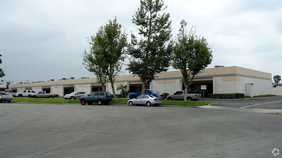 More Photos Of 1240-1264 N La Loma Cir, Anaheim Warehouse For Lease