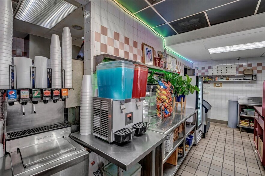 More Photos Of 14987 Gratiot Ave, Detroit Restaurant For Sale