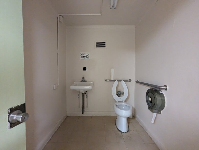 More Photos Of 715 Orleans St, Beaumont Office For Sale