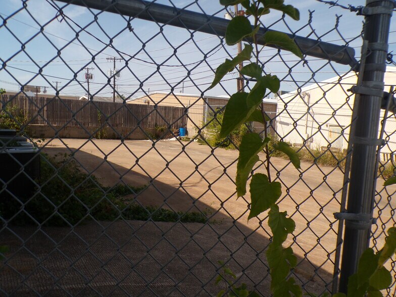 More Photos Of 7619-7621 E 46th Pl, Tulsa Showroom For Sale