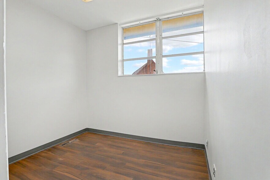 More Photos Of 1601 N State St, Augusta Office For Sale