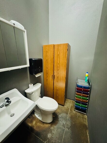 More Photos Of 1212 Chestnut St, Arapahoe General Retail For Sale