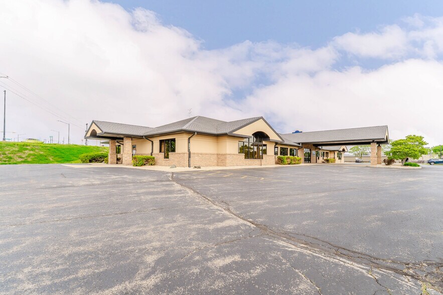 More Photos Of 1875 West Pointe Dr, Oshkosh Medical For Sale