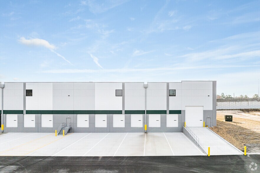 More Photos Of 521 Woodlake Cir, Chesapeake Warehouse For Lease