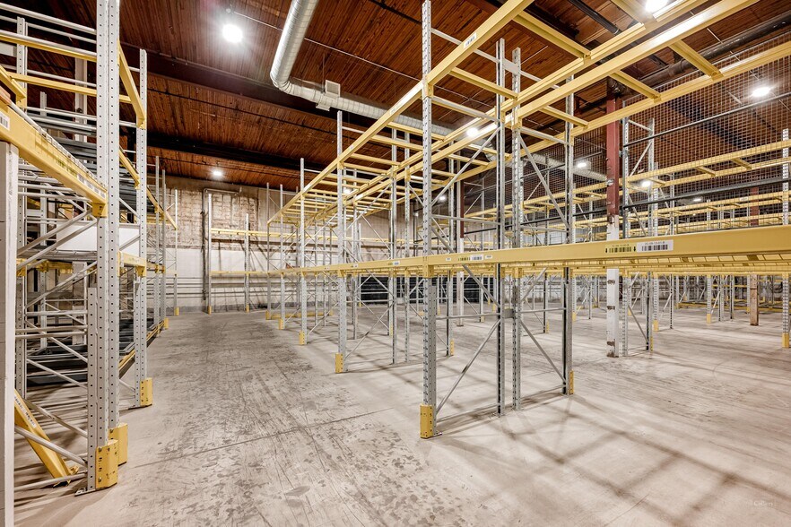 More Photos Of 561-563 Rue Lindbergh, Laval Warehouse For Sale