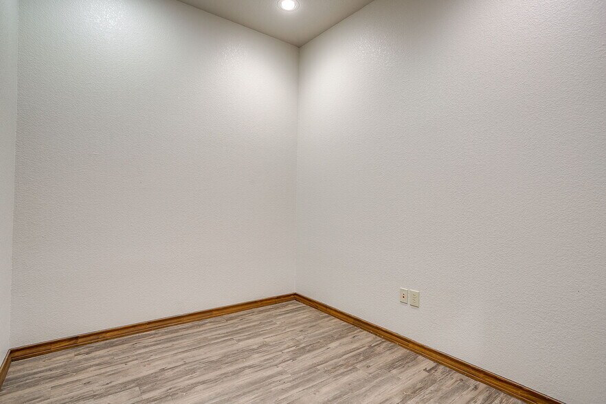 More Photos Of 1318-1324 NW John Jones Dr, Burleson Office For Lease