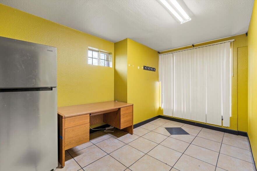 More Photos Of 408 N 25th St, Waco General Retail For Sale