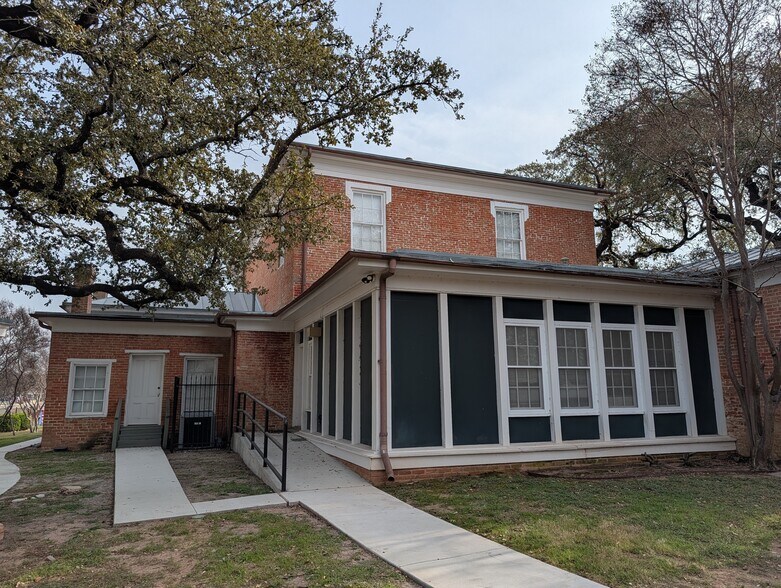 More Photos Of 407 Columbus Ave, Waco Office For Lease