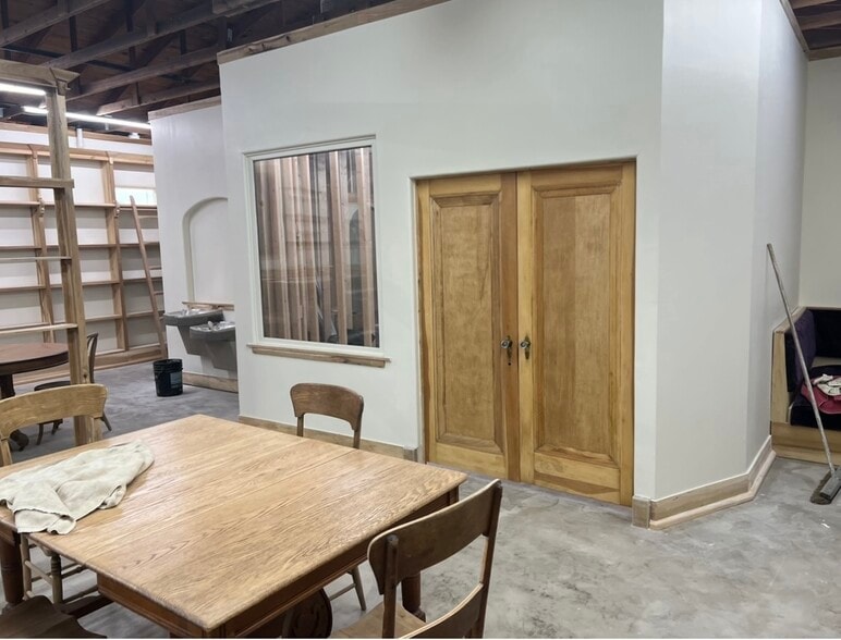 More Photos Of 241 W Eastland St, Gallatin Storefront For Sale