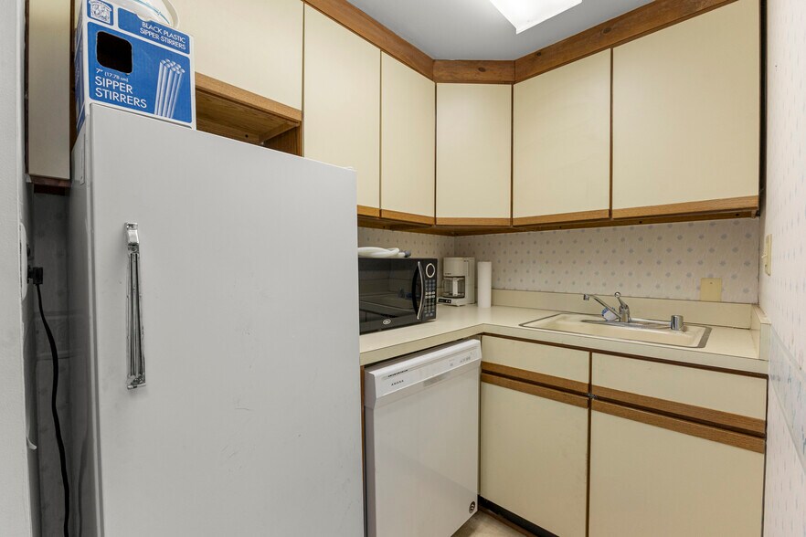 More Photos Of 6336 Fox Ave, Allen Park Office For Sale