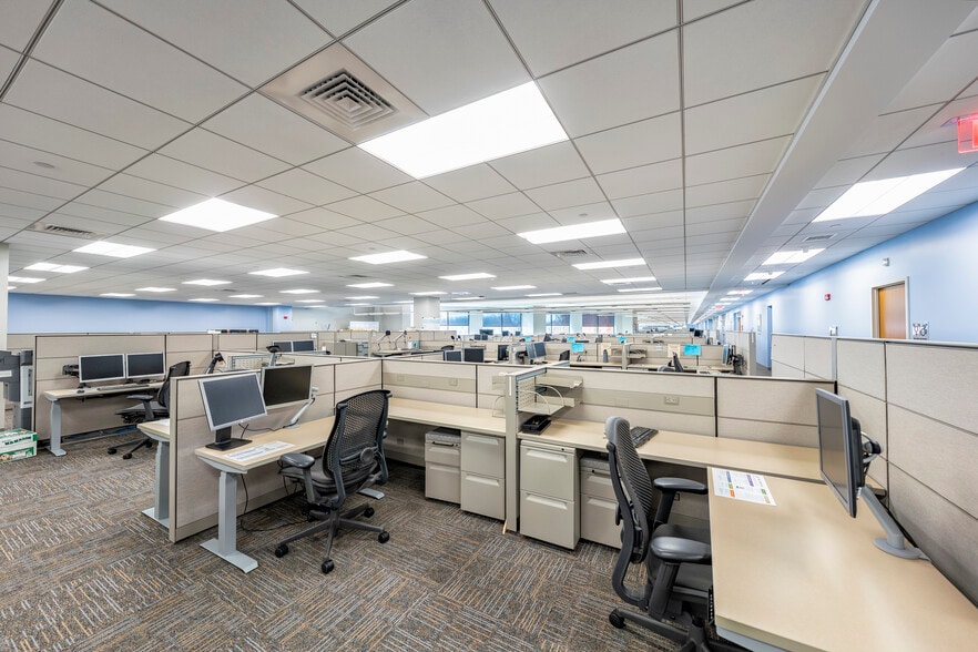 More Photos Of 1 Griffin Rd N, Windsor Office For Sale