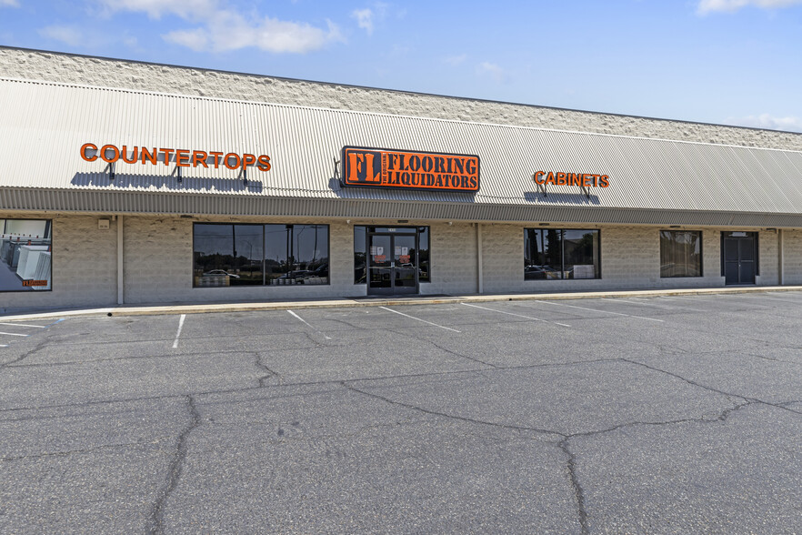 More Photos Of 2448-2452 N Clovis Ave, Fresno Showroom For Lease