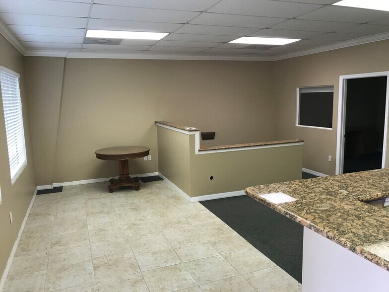 More Photos Of 1045 Collier Center Way, Naples Flex For Lease