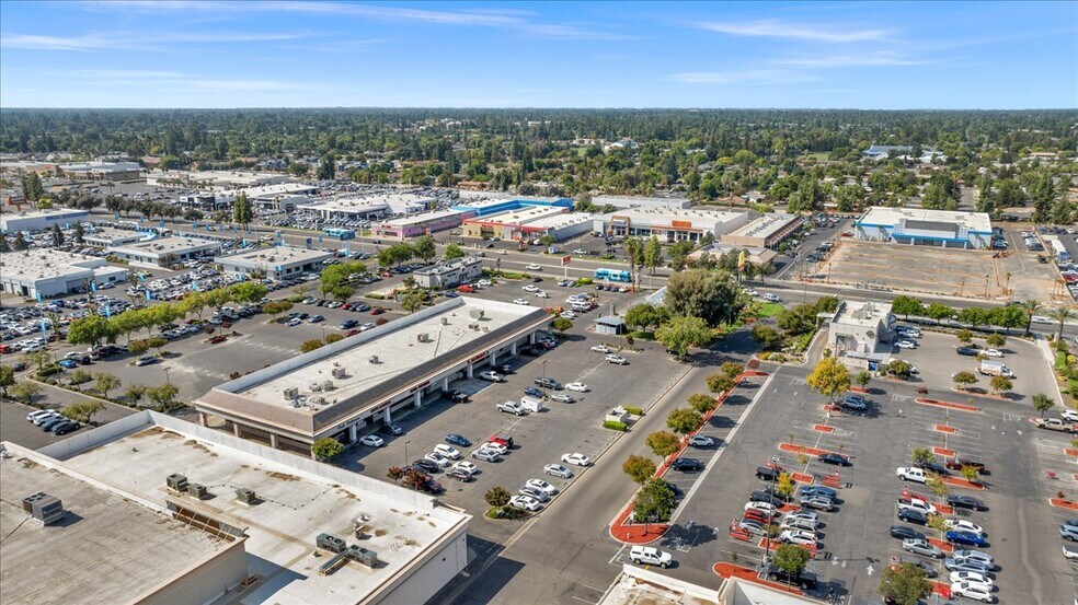 More Photos Of 5646 N Blackstone Ave, Fresno Unknown For Lease