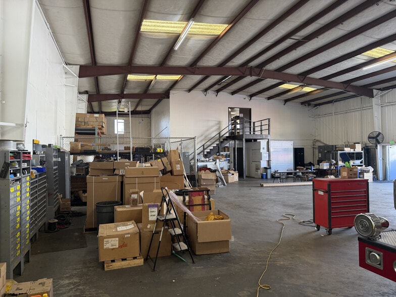 More Photos Of 14562 Manzanita Dr, Fontana Warehouse For Lease