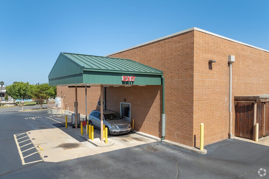 More Photos Of 819 W Main St, Jacksonville Drugstore For Sale