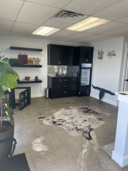 More Photos Of 3241 Franklin Ave, Midland Flex For Lease