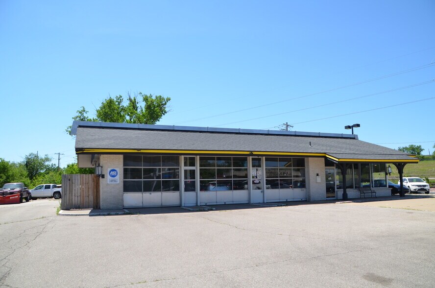 More Photos Of 1945 42nd St NE, Cedar Rapids General Retail For Sale