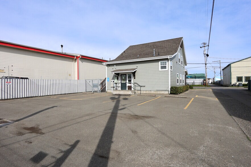 More Photos Of 137 Hall Ave, Coos Bay Office For Sale