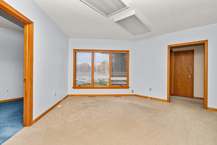 More Photos Of 1481 Pleasant Valley Dr, Manchester Office For Lease