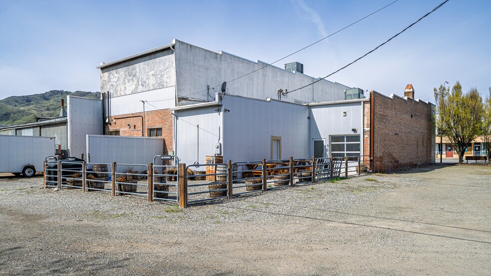 More Photos Of 1307 Main St, Oroville Bar For Sale