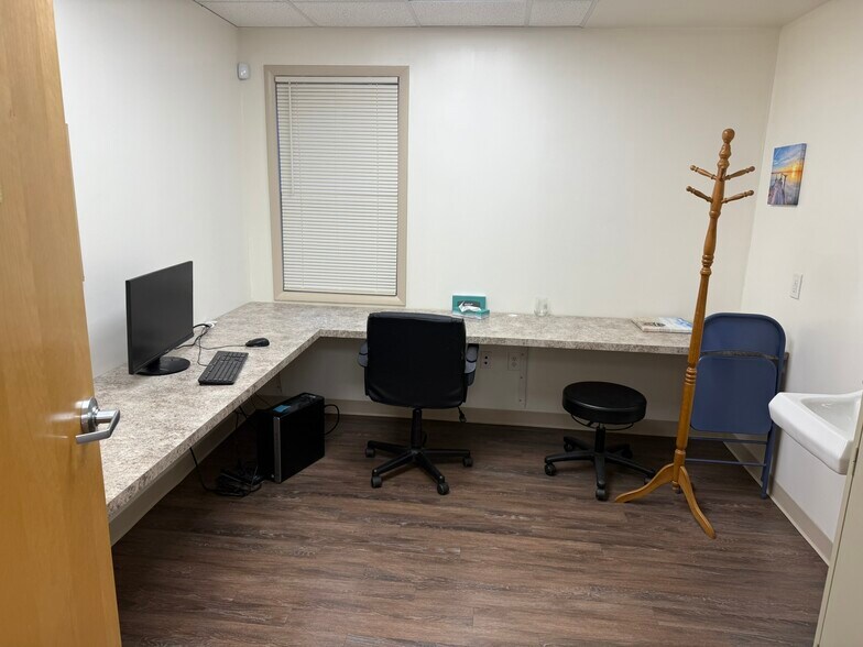 More Photos Of 2 Emma Ln, Clifton Park Medical For Lease