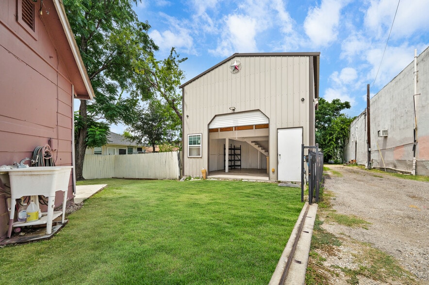 More Photos Of 611 Fredericksburg Rd, San Antonio Freestanding For Lease