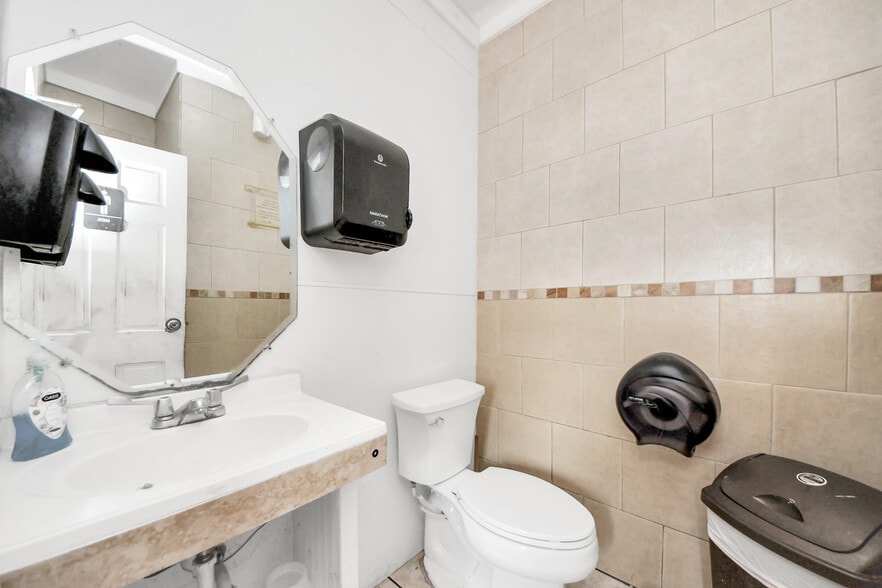 More Photos Of 7626 Clarewood Dr, Houston Restaurant For Sale